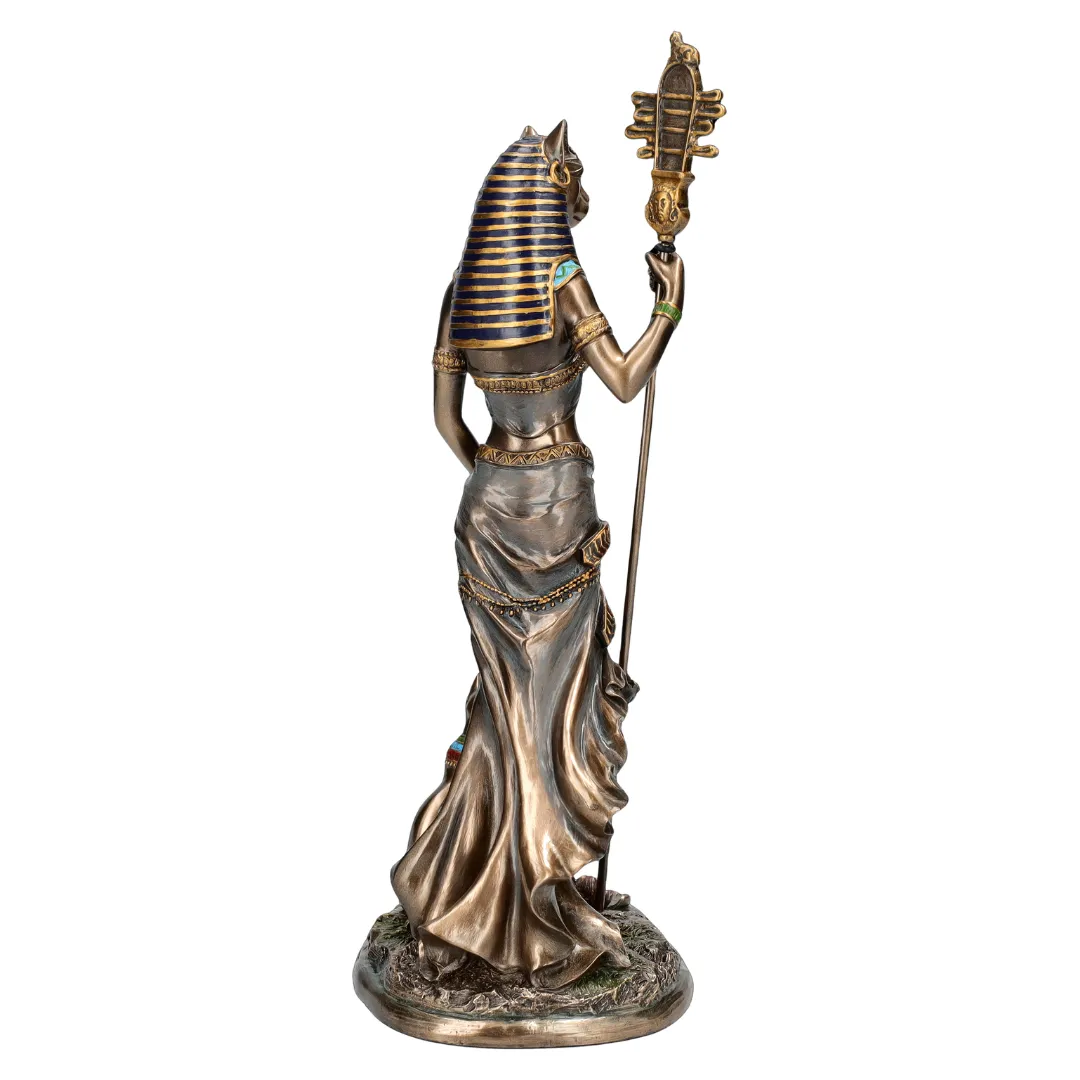 Escultura de Bastet com postura elegante simbolizando harmonia e serenidade