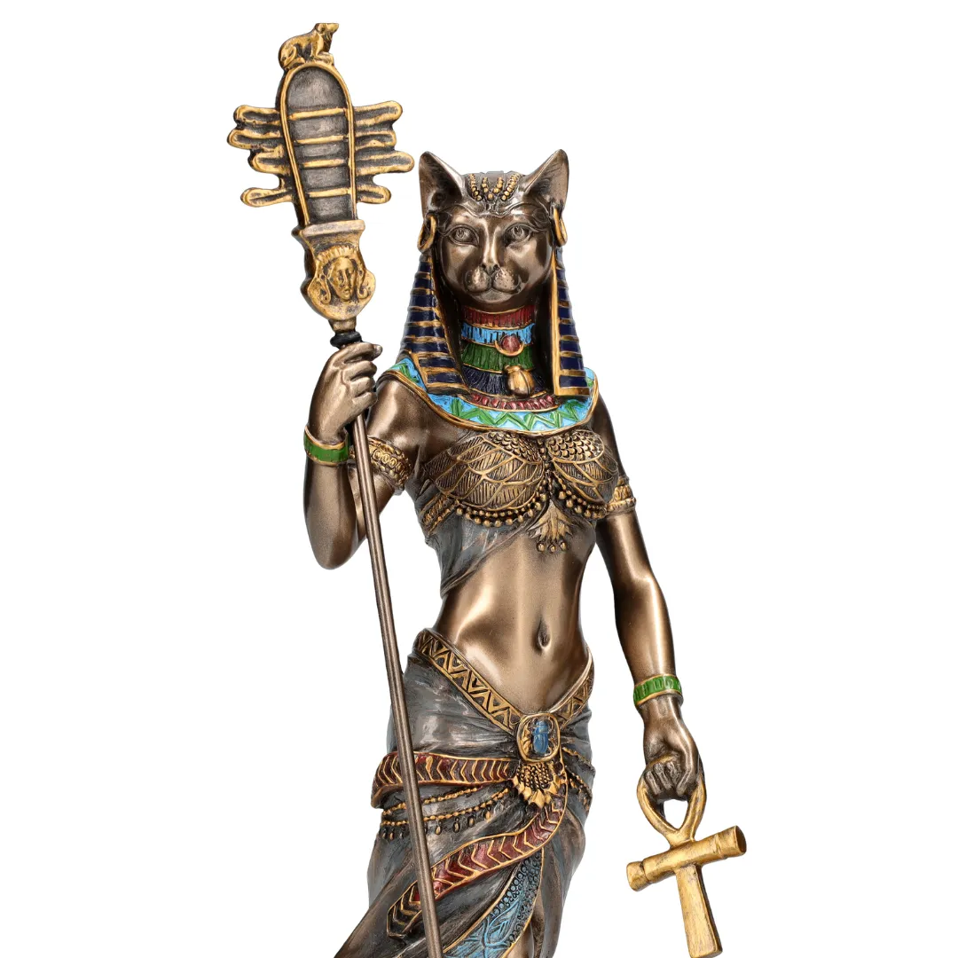 Escultura de Bastet com simbolismo místico e conexão espiritual egípcia