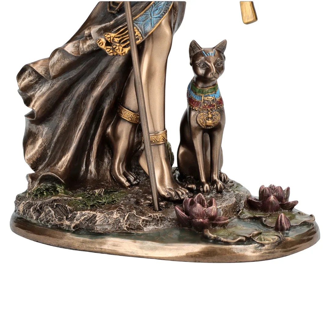 Estátua de Bastet em decoração espiritual com energia positiva e equilíbrio