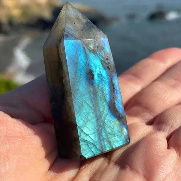 Labradorite para quem deseja afastar energias densas.