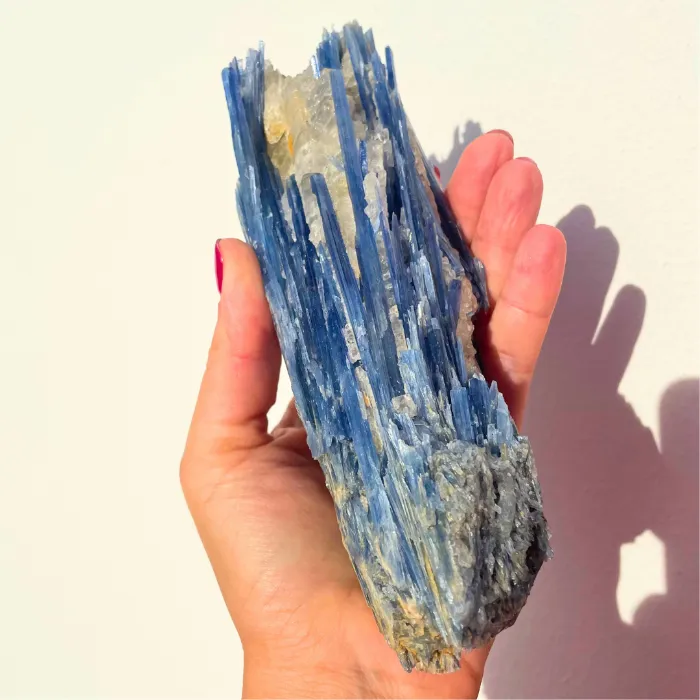 Cianite Azul Ideal para meditação, reiki, terapias energéticas e momentos de introspeção, auxiliando na elevação da vibração pessoal.
