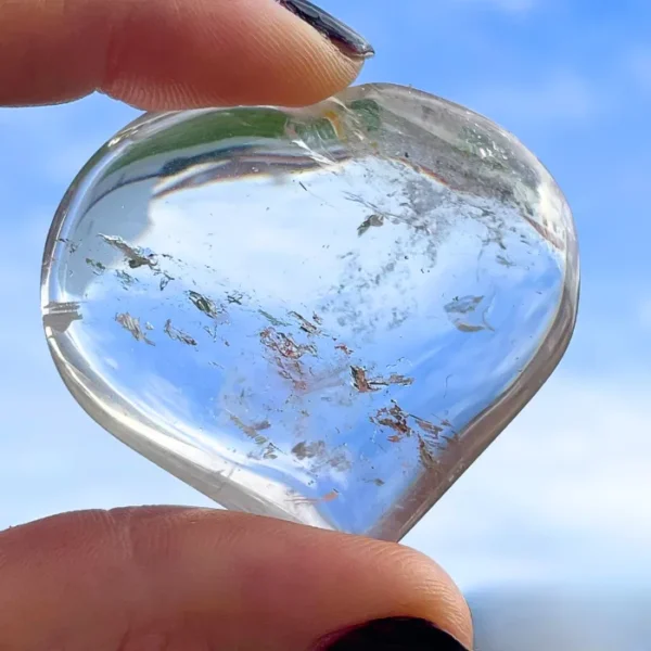 Coração de Quartzo Cristal é uma peça associada à clareza e à harmonia emocional
