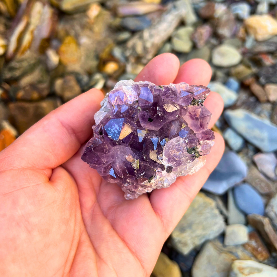 Drusa de Ametista cor roxa / violeta, cristal do Raio Violeta da transmutação de energias.