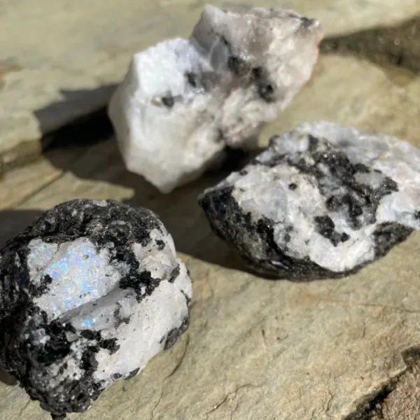 , a Pedra da Lua Bruta ajuda a manter estabilidade emocional.