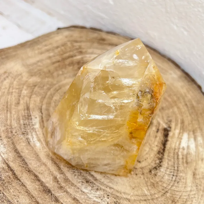 A coloração natural do Quartzo Dourado está associada à energia de cura, vitalidade e alinhamento espiritual.