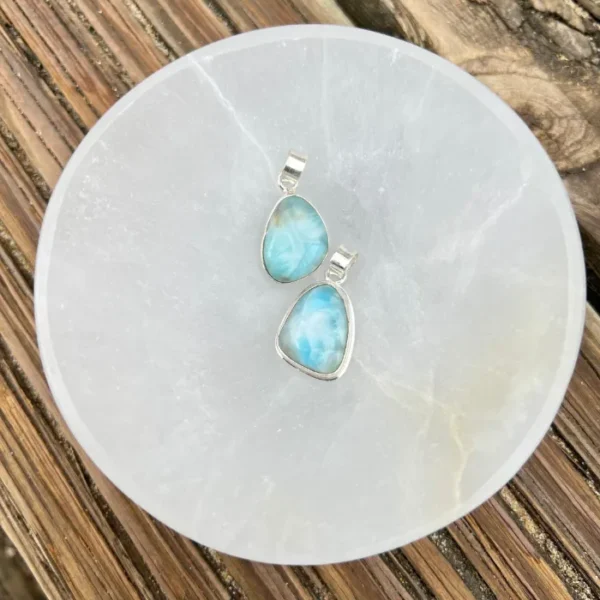 Pendentes Prata Larimar fazem limpeza energética na selenite.