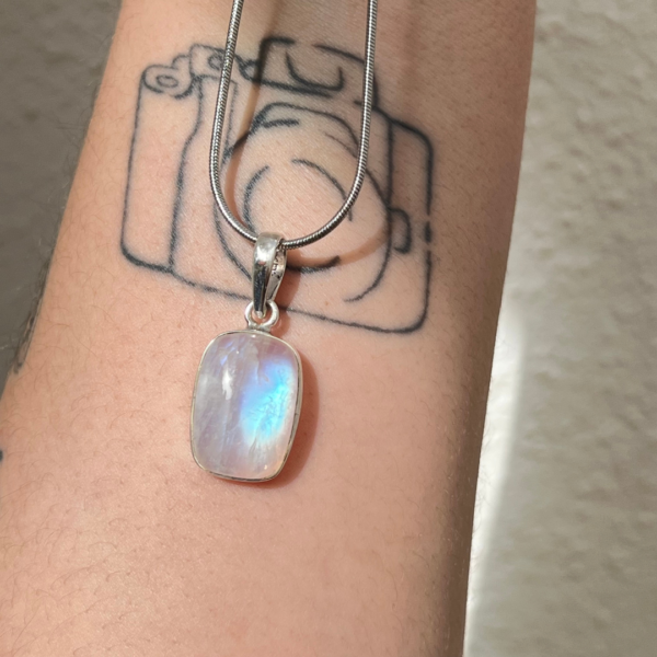 Pedra da Lua está intimamente ligado ao ciclo feminino, como o ciclo menstrual e a fertilidade.