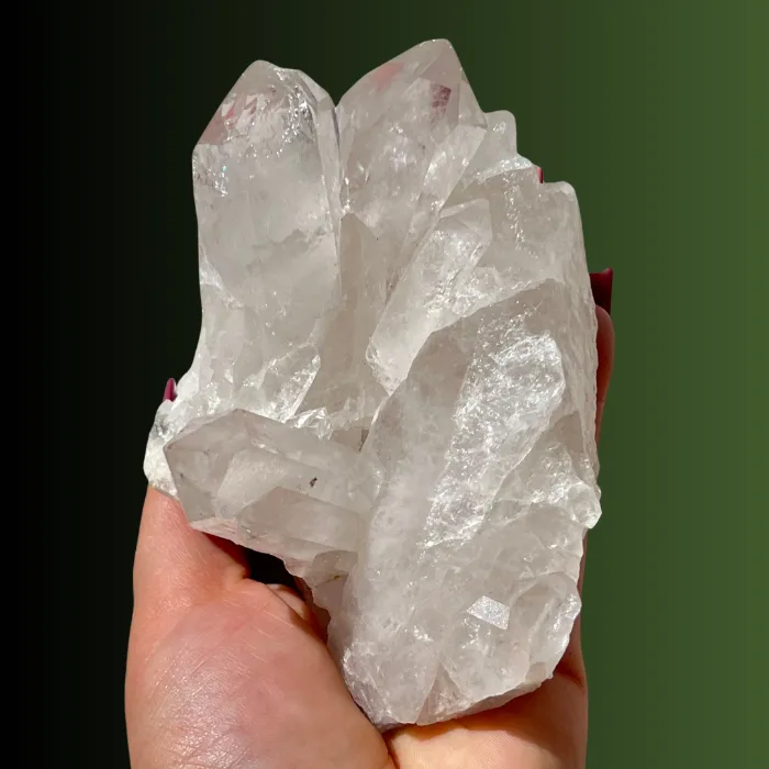 Purifica energias negativas e transforma o ambiente a drusa quartzo cristal.
