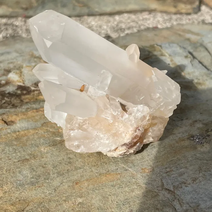 Proveniente das regiões montanhosas dos Himalaias, entre a Índia, o Nepal e o Tibete, este quartzo é extraído em locais de difícil acesso e, por isso, é muito apreciado por colecionadores e apaixonados por minerais naturais.