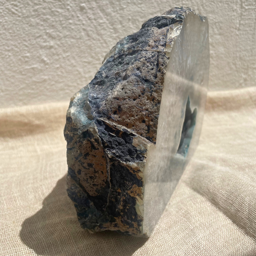 Geodo de Ágata utilizado frequentemente na decoração de interiores, práticas de meditação, feng shui ou como peça de coleção mineralógica.