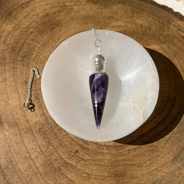 Após utlizar o pêndulo coloque em uma taça de selenite, para que seja efectuada a limpeza energética.