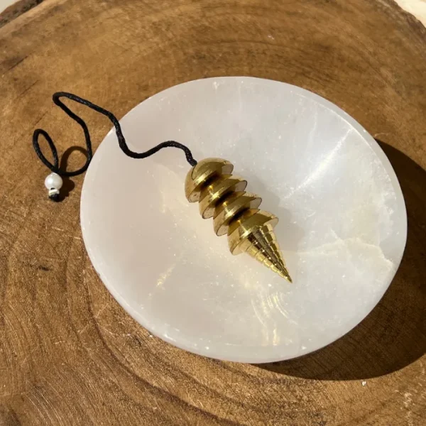 Recomenda-se limpeza energética dos pêndulos com incenso, som ou selenite.