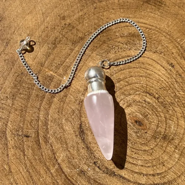 A combinação entre a energia suave do Quartzo Rosa e a funcionalidade do cofre transforma este modelo numa peça diferenciadora para quem valoriza radiestesia, intuição e equilíbrio emocional.