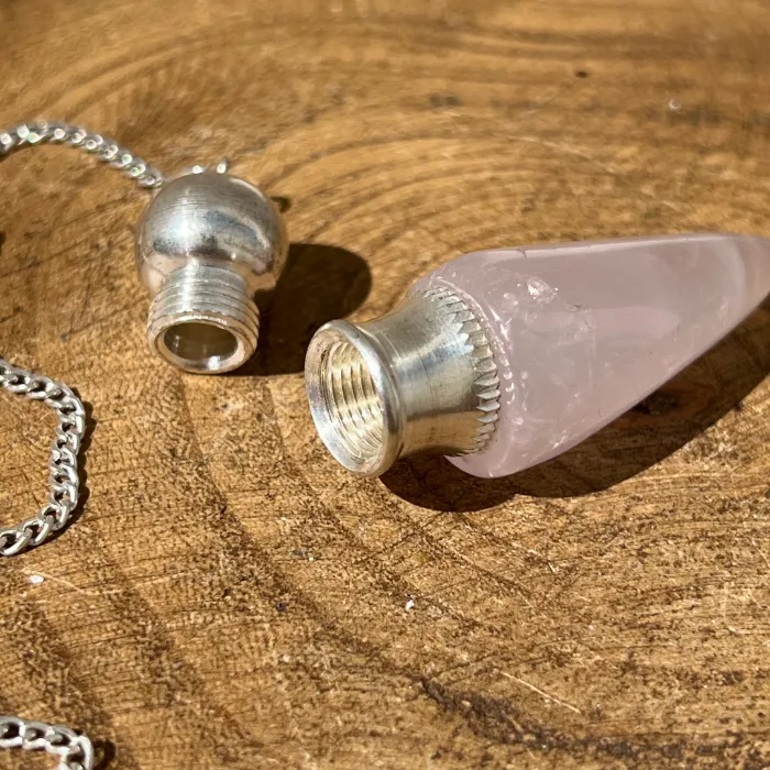Pêndulo Quartzo Rosa com Reservatório apoia práticas de radiestesia e meditação