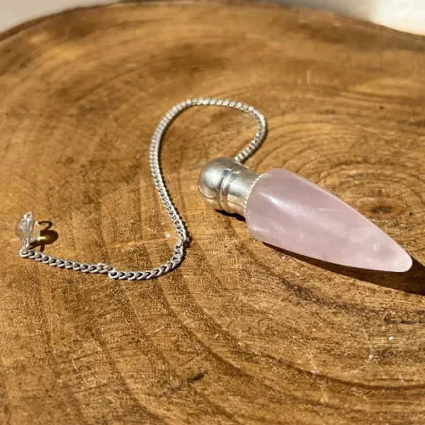 O Pêndulo de Quartzo Rosa com Cofre combina a suavidade energética do quartzo rosa com a funcionalidade de um reservatório interno.