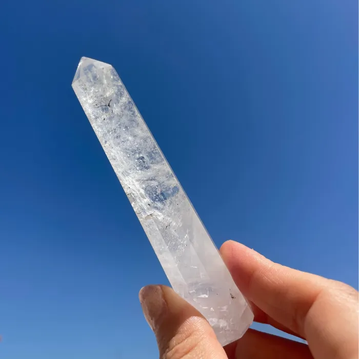 Pontas facetadas de 8 lados são trabalhadas artesanalmente a partir de Quartzo Cristal natural de elevada qualidade.