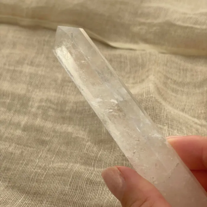 Quartzo Cristal ,seu formato em gerador valoriza a beleza natural do cristal e transforma-o numa peça de destaque para meditação, decoração e práticas com cristais.