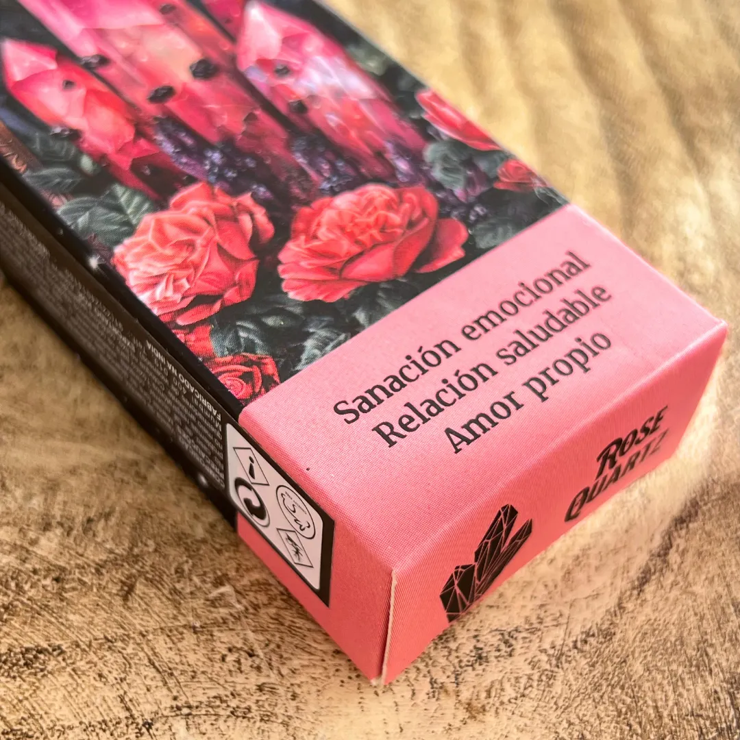 Incenso Quartzo Rosa numa caixa com detalhes cor de rosa