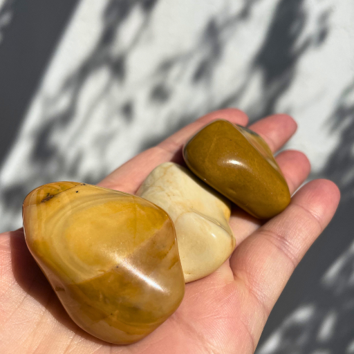 Jaspe Amarelo é um cristal natural apreciado pela sua tonalidade dourada
