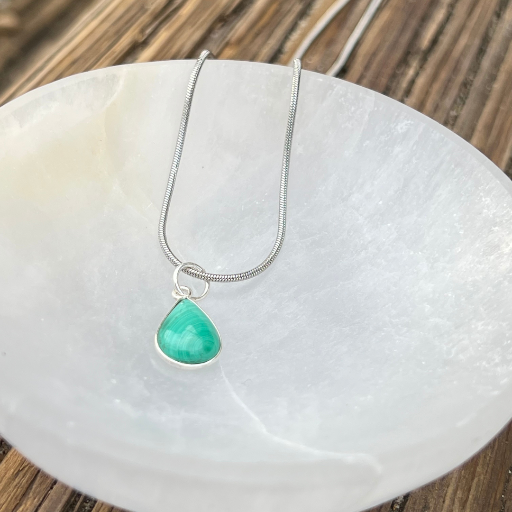 As taças de selenite são excelentes para a limpeza energética das Malaquites.
