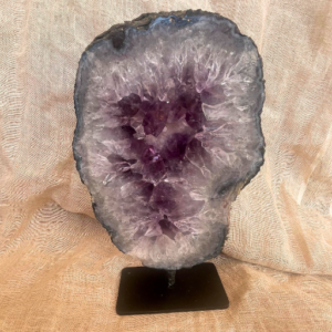 Portal Ametista com Suporte pode ser colocado em salas, escritórios, receções, espaços terapêuticos, locais de meditação ou altares pessoais.