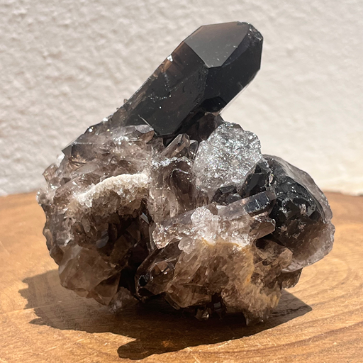 O Quartzo Fumado está fortemente associado ao Chakra Raiz (Muladhara).