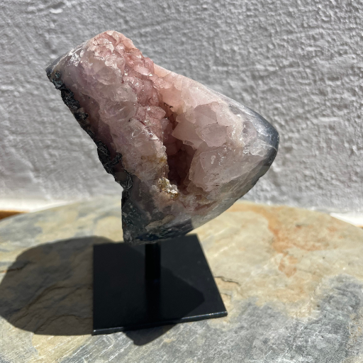 A Ametista Rosa apresenta delicadas tonalidades rosa e associa-se simbolicamente ao amor-próprio, à serenidade e ao equilíbrio emocional.