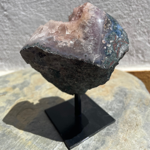 A Geode de Ametista Rosa adapta-se facilmente à sala, ao quarto, ao escritório, ao consultório ou ao espaço de meditação, valorizando a decoração e criando um ambiente mais harmonioso.