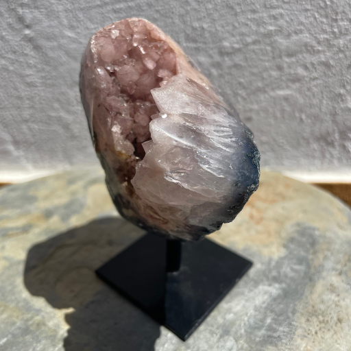 Cada Geode de Ametista Rosa apresenta características exclusivas, tornando-se uma peça de coleção, decoração e contemplação que acompanha o seu espaço durante muitos anos.