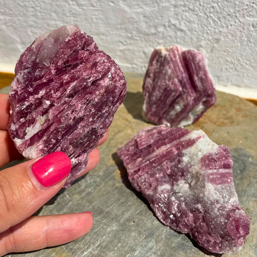 A Turmalina Rosa associa-se principalmente ao Chakra do Coração (Anahata)