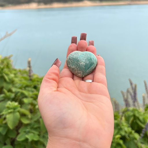A Amazonite associa-se sobretudo ao Chakra Laríngeo e ao Chakra Cardíaco.
