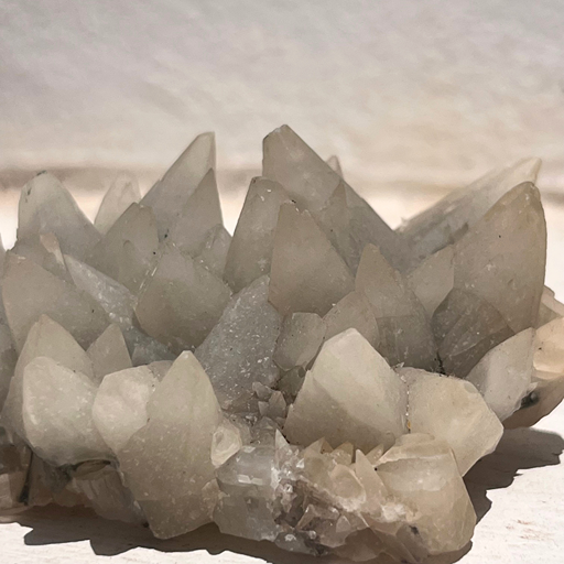 Esta peça mantém toda a autenticidade da natureza. Não apresenta qualquer tipo de polimento, corte ou tratamento humano. Cada cristal conserva exatamente a forma com que cresceu no interior da Terra.