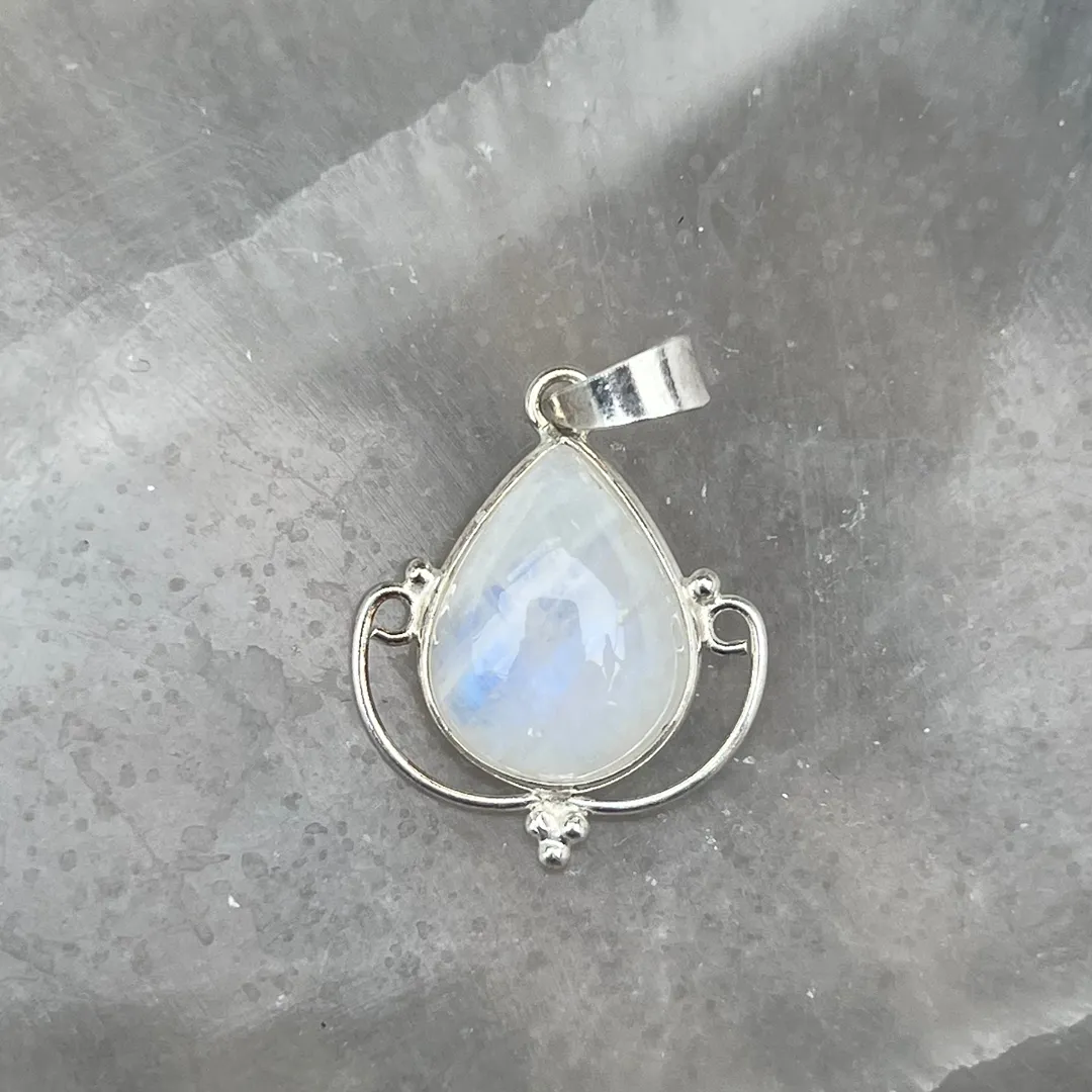 Pendente Pedra Da Lua , cristal da energia feminina