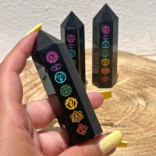 Nesta peça, os sete símbolos dos chakras representam os principais centros energéticos e transformam este gerador num símbolo de equilíbrio, consciência e harmonia interior.