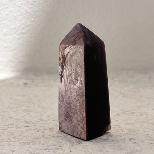 A Ponta de Lepidolite destaca-se pelos seus tons lilás, violetas e pelos desenhos naturais únicos