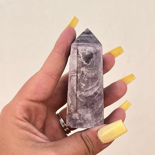 A Lepidolite simboliza serenidade, equilíbrio emocional e transformação interior.