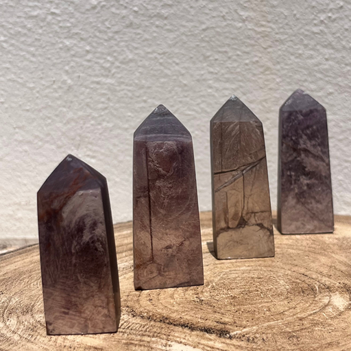 Pode colocar as pontas de Lepidolite numa secretária, sala, quarto, espaço de meditação ou junto de outros cristais