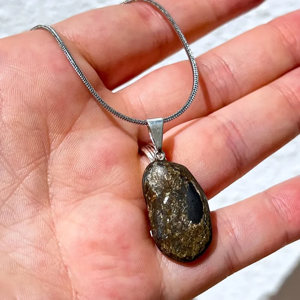Pendente Bronzite, pedra da cortesia e da paz interior