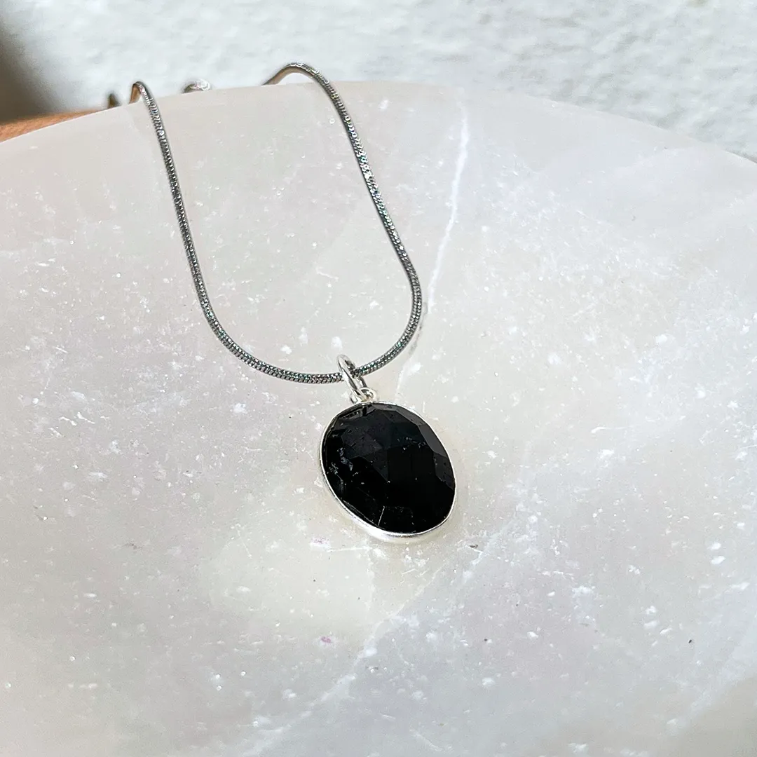 Pendente Turmalina Negra Facetado disponivel na Sol Lua Milfontes