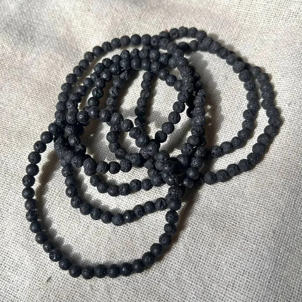 Pulseira Pedra Lava 4mm disponivel na Sol Lua Milfontes